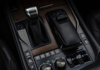 Подержанный автомобиль Lexus LX 2017 года (15 фото)