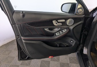 Подержанный автомобиль Mercedes-Benz GLC AMG 2017 года (19 фото)