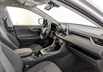 Подержанный автомобиль Toyota RAV4 2021 года (12 фото)