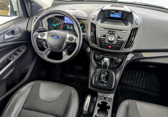 Подержанный автомобиль Ford Kuga 2013 года (29 фото)