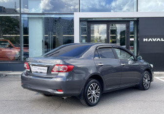 Подержанный автомобиль Toyota Corolla Sedan 2010 года (5 фото)