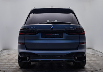 Подержанный автомобиль BMW X7 2023 года (3 фото)
