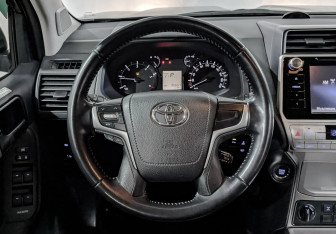 Подержанный автомобиль Toyota Land Cruiser Prado 2019 года (22 фото)