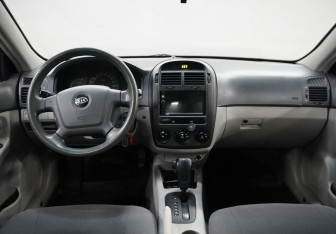 Подержанный автомобиль Kia Cerato Hatchback 2006 года (13 фото)