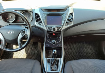 Подержанный автомобиль Hyundai Elantra Sedan 2015 года (10 фото)