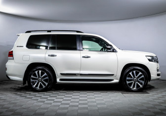 Подержанный автомобиль Toyota Land Cruiser Suv 2017 года (4 фото)
