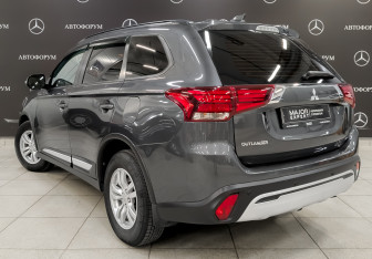 Подержанный автомобиль Mitsubishi Outlander 2022 года (7 фото)