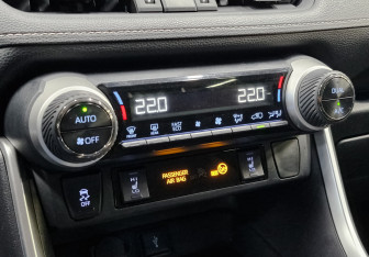 Подержанный автомобиль Toyota RAV4 2020 года (21 фото)