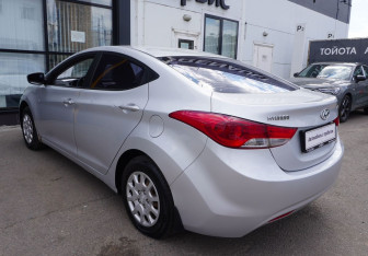 Подержанный автомобиль Hyundai Elantra Sedan 2011 года (7 фото)