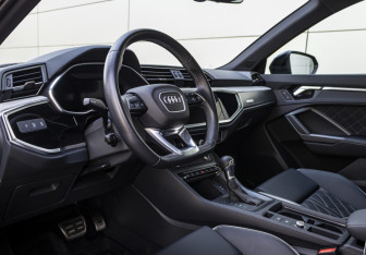 Подержанный автомобиль Audi Q3 2024 года (9 фото)