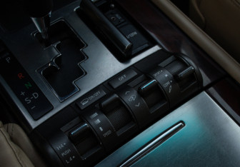 Подержанный автомобиль Lexus LX 2011 года (22 фото)