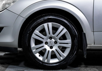 Подержанный автомобиль Opel Astra Hatchback 2007 года (10 фото)