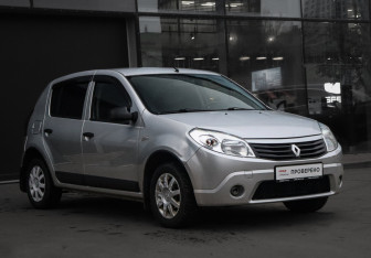 Подержанный автомобиль Renault Sandero 2013 года (3 фото)