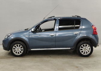 Подержанный автомобиль Renault Sandero 2012 года (8 фото)