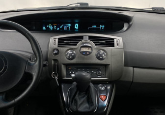 Подержанный автомобиль Renault Scenic 2007 года (13 фото)