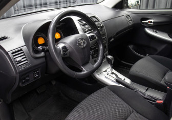 Подержанный автомобиль Toyota Corolla Sedan 2011 года (16 фото)