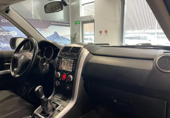 Подержанный автомобиль Suzuki Grand Vitara 2009 года (10 фото)