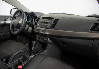 Подержанный автомобиль Mitsubishi Lancer Sedan 2012 года (9 фото)