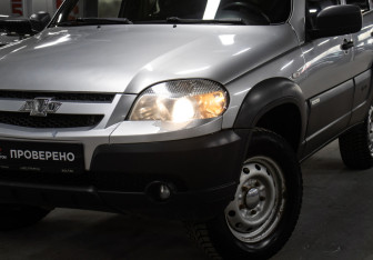 Подержанный автомобиль Chevrolet Niva 2013 года (19 фото)