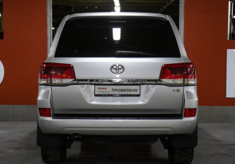 Подержанный автомобиль Toyota Land Cruiser Suv 2015 года (6 фото)