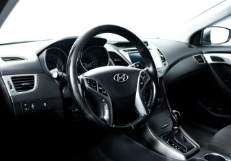 Подержанный автомобиль Hyundai Elantra Sedan 2015 года (10 фото)
