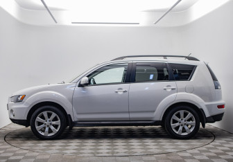 Подержанный автомобиль Mitsubishi Outlander 2011 года (8 фото)