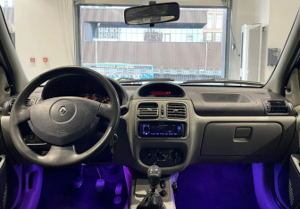 Подержанный автомобиль Renault Symbol 2004 года (10 фото)
