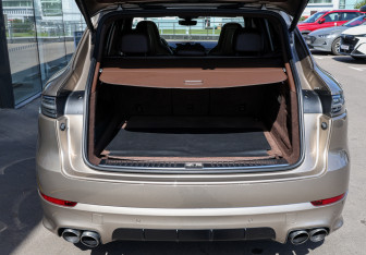 Подержанный автомобиль Porsche Cayenne 2018 года (9 фото)