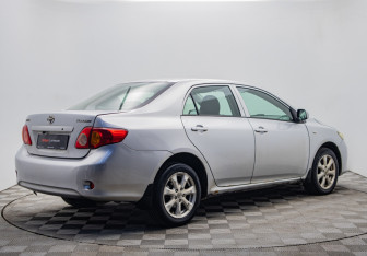 Подержанный автомобиль Toyota Corolla Sedan 2008 года (5 фото)
