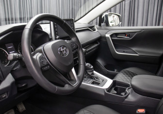 Подержанный автомобиль Toyota RAV4 2021 года (15 фото)
