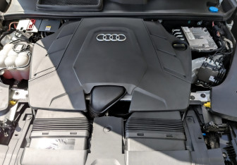 Подержанный автомобиль Audi Q8 2019 года (9 фото)