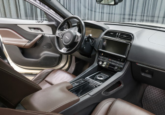 Подержанный автомобиль Jaguar F-Pace 2017 года (11 фото)