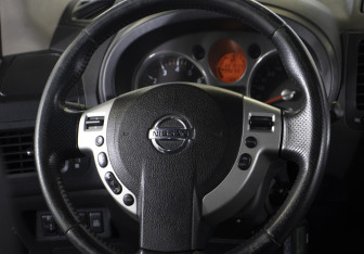 Подержанный автомобиль Nissan X-Trail 2010 года (13 фото)