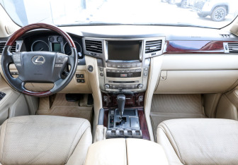 Подержанный автомобиль Lexus LX 2008 года (14 фото)