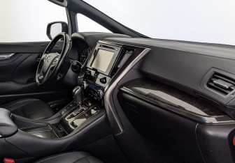 Подержанный автомобиль Toyota Alphard 2018 года (13 фото)