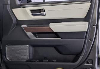 Подержанный автомобиль Toyota Sequoia 2023 года (25 фото)