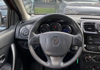 Подержанный автомобиль Renault Sandero 2018 года (16 фото)