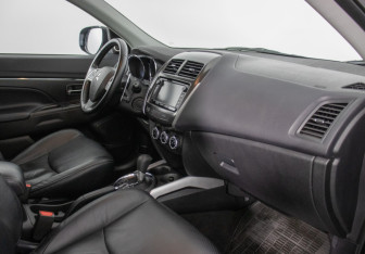 Подержанный автомобиль Mitsubishi ASX 2012 года (9 фото)