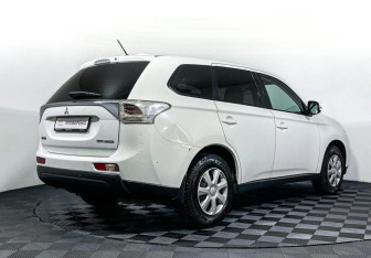 Подержанный автомобиль Mitsubishi Outlander 2012 года (5 фото)