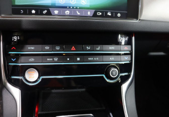 Подержанный автомобиль Jaguar XF Sedan 2019 года (18 фото)