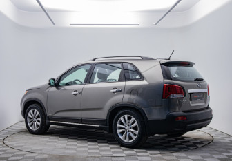 Подержанный автомобиль Kia Sorento 2011 года (7 фото)