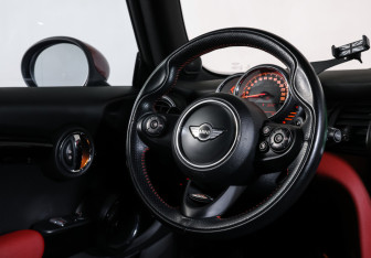 Подержанный автомобиль MINI Hatch 2016 года (13 фото)