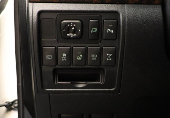 Подержанный автомобиль Toyota Land Cruiser Suv 2014 года (10 фото)
