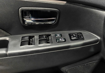 Подержанный автомобиль Mitsubishi ASX 2011 года (15 фото)