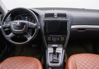 Подержанный автомобиль Skoda Octavia Liftback 2013 года (13 фото)
