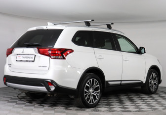 Подержанный автомобиль Mitsubishi Outlander 2018 года (5 фото)