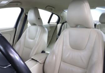 Подержанный автомобиль Volvo S60 2011 года (17 фото)