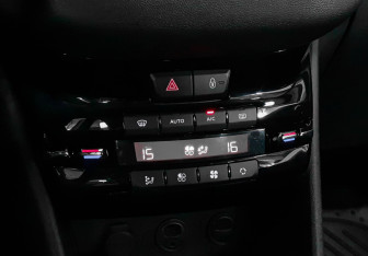 Подержанный автомобиль Peugeot 208 2013 года (15 фото)