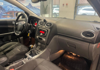 Подержанный автомобиль Ford Focus Hatchback 2008 года (8 фото)
