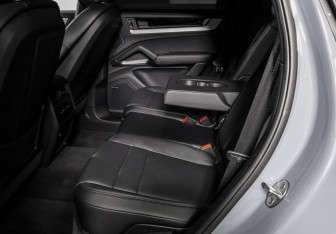Подержанный автомобиль Porsche Cayenne 2024 года (2 фото)